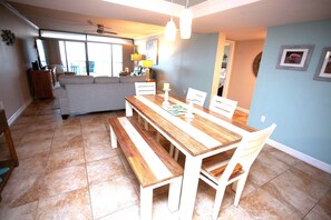 Dining - Turtle Cove – A bayside retreat with all the comforts of home (Rockport)