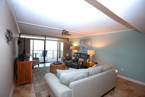 Living area - Turtle Cove – A bayside retreat with all the comforts of home (Rockport)