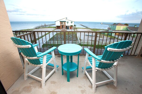 Outdoor dining - Turtle Cove – A bayside retreat with all the comforts of home (Rockport)