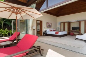 A room with a bed, a TV, a lamp, and a window. - Panacea Retreat 4 Bedroom - Kalya Residence (Koh Samui)