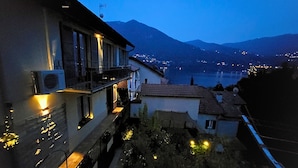 Un bâtiment doté d’un balcon donnant sur un paysage montagneux.