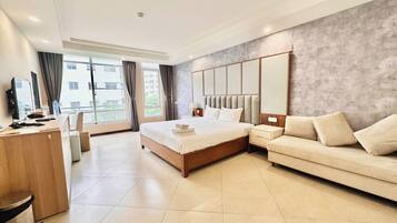 Phòng đôi Deluxe, quang cảnh thành phố | Két bảo mật tại phòng, bàn, khu vực làm việc phù hợp cho laptop