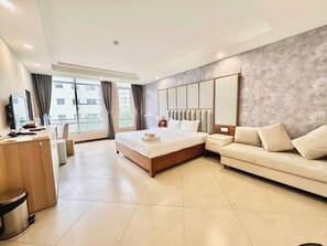 Habitación doble Deluxe, vista a la ciudad | Caja de seguridad en la habitación y escritorio 