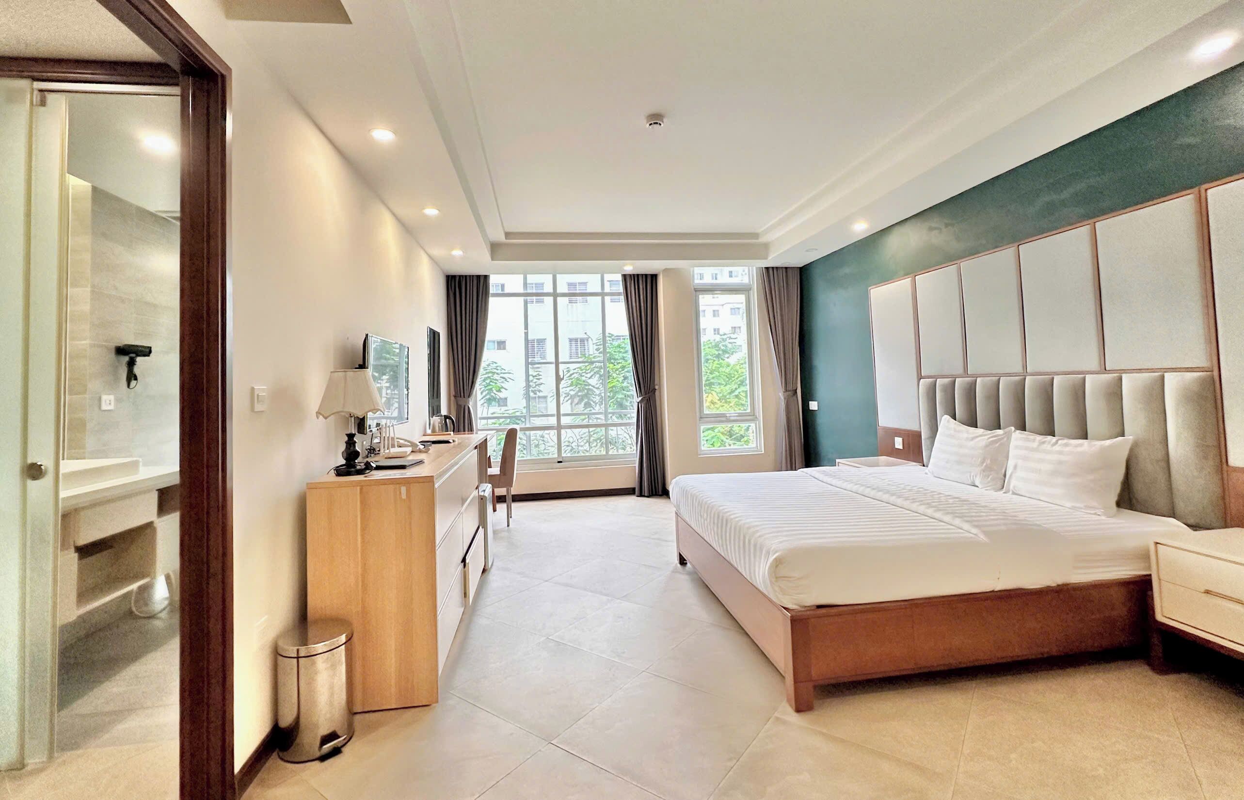 Habitación Deluxe doble, vistas a la ciudad | Caja fuerte, escritorio, espacio para trabajar con un portátil