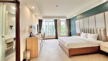 Deluxe tweepersoonskamer, uitzicht op stad | Een kluis op de kamer, een bureau, een laptopwerkplek