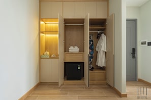 Deluxe Twin Room, Sea View | Desk, free WiFi