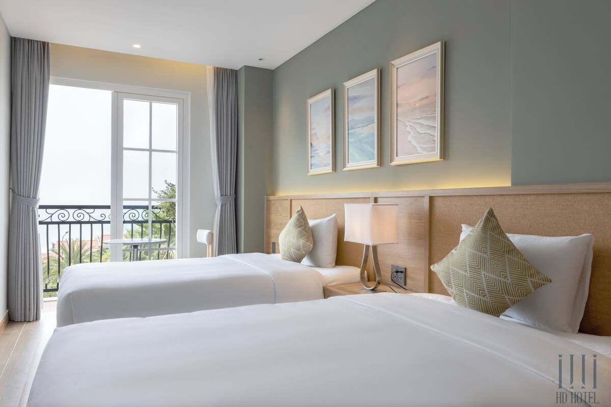 Deluxe Twin Room, Sea View | Desk, free WiFi