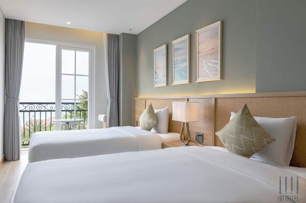 Deluxe Twin kamer, uitzicht op zee | Een bureau, gratis wifi