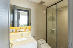 Deluxe Double Room, Sea View | Bathroom | Shower, free toiletries, hair dryer, towels - HD Hotel Sunset Town (Phu Quoc)