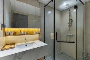 Luxury Double Room, Sea View | Bathroom | Shower, free toiletries, hair dryer, slippers