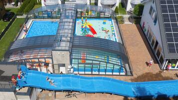 Piscine couverte, chaises longues