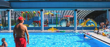 Indoor pool, sun loungers