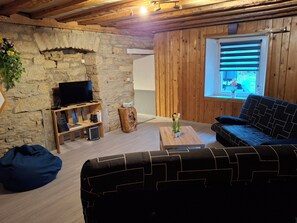 Fernseher, DVD-Player, Bücher