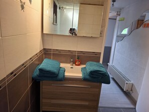 Haartrockner, Handtücher, Seife, Shampoo