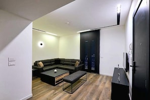 Departamento familiar | Área de sala de estar | Televisión LED de 42 pulgadas con canales vía satélite 