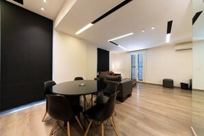 Μεζονέτα, 2 Υπνοδωμάτια, Θέα στην Πόλη | Περιοχή καθιστικού | Τηλεόραση LED 42 ιντσών με δορυφορικά κανάλια