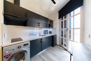 Superior appartement | Privékeuken | Een minikoelkast, een microgolfoven, een waterkoker