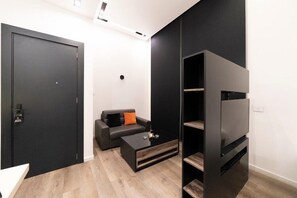 Apartament estàndard | Sala d'estar | Televisor LED de 42 polzades amb canals per satèl·lit