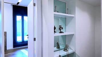 Caja de seguridad en la habitación y cortinas blackout