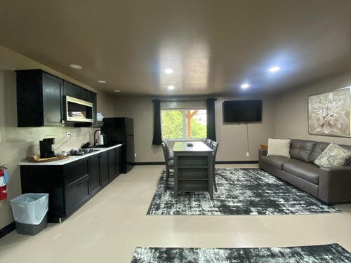 Charming 2-bedroom Rec Center with basketball court in terrific Albany, MO.