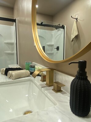 Shower, hair dryer, towels, soap - Charming 2-bedroom Rec Center with basketball court in terrific Albany, MO. (Albany)