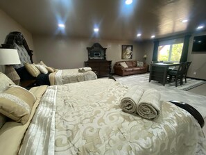 2 bedrooms, WiFi, bed sheets - Charming 2-bedroom Rec Center with basketball court in terrific Albany, MO. (Albany)