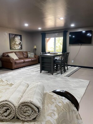 TV - Charming 2-bedroom Rec Center with basketball court in terrific Albany, MO. (Albany)
