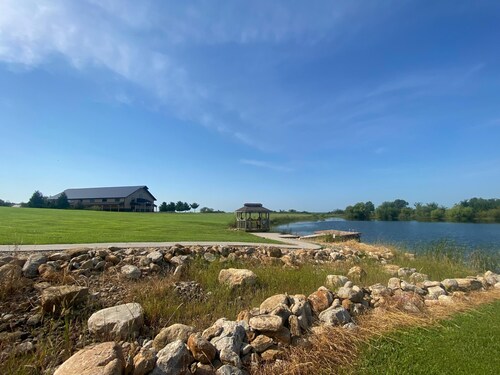 Charming 2-bedroom Rec Center with basketball court in terrific Albany, MO.