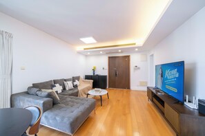 Leilighet – superior, 3 soverom, balkong, byutsikt | Oppholdsrom | Smart-TV