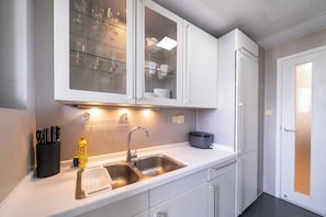 Superior Apartment, 3 Bedrooms, Balcony, City View | Private kitchen