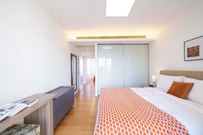 Leilighet – superior, 3 soverom, balkong, byutsikt | Strykejern/-brett og wi-fi (inkludert)