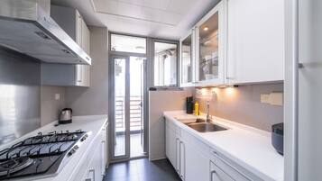 Superior Apartment, 3 Bedrooms, Balcony, City View | Private kitchen