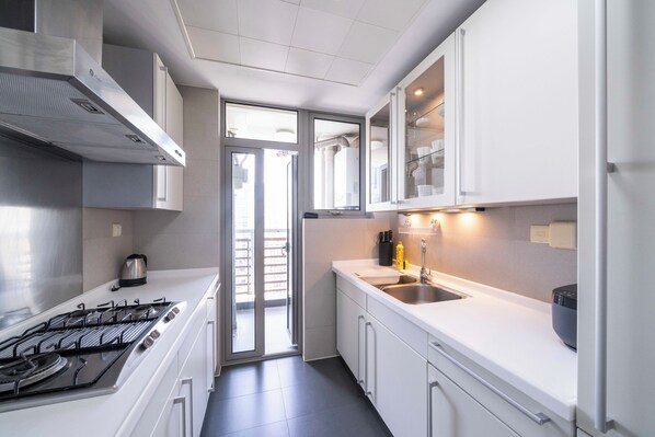 Superior Apartment, 3 Bedrooms, Balcony, City View | Private kitchen