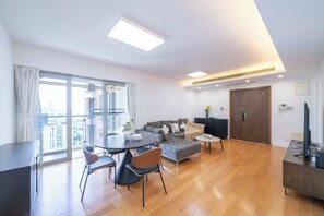 Leilighet – superior, 3 soverom, balkong, byutsikt | Oppholdsrom | Smart-TV