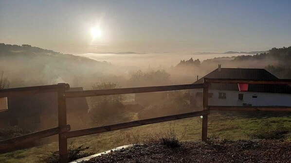 Property grounds - La Mirabelle (80m²) on the border of Corrèze/Dordogne with a beautiful view. (Cublac)