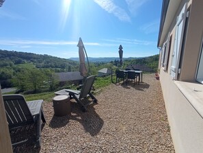 Outdoor dining - La Mirabelle (80m²) on the border of Corrèze/Dordogne with a beautiful view. (Cublac)