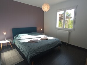 2 bedrooms, iron/ironing board, WiFi, bed sheets - La Mirabelle (80m²) on the border of Corrèze/Dordogne with a beautiful view. (Cublac)