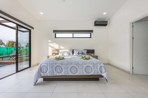 3 bedrooms, iron/ironing board, free WiFi, bed sheets - Uvita-New luxury-sleeps 6-private pool-huge patio-Great location near grocery and restaurants (Uvita)