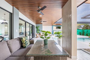Outdoor dining - Uvita-New luxury-sleeps 6-private pool-huge patio-Great location near grocery and restaurants (Uvita)