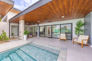 Terrace/patio - Uvita-New luxury-sleeps 6-private pool-huge patio-Great location near grocery and restaurants (Uvita)