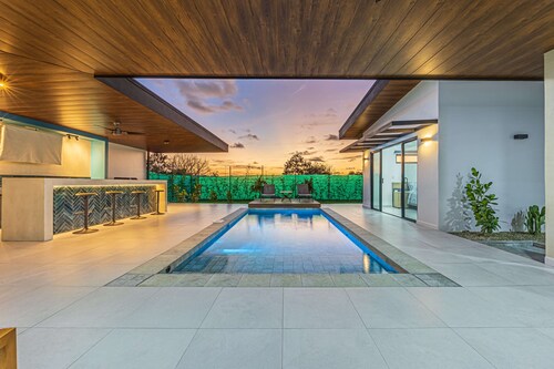 Uvita-New luxury-sleeps 6-private pool-huge patio-Great location near grocery and restaurants
