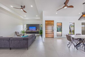 Interior - Uvita-New luxury-sleeps 6-private pool-huge patio-Great location near grocery and restaurants (Uvita)