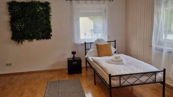 4 bedrooms, WiFi, bed sheets