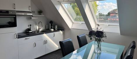 Jääkaappi, mikroaaltouuni, liesi, kahvin-/teenkeitin