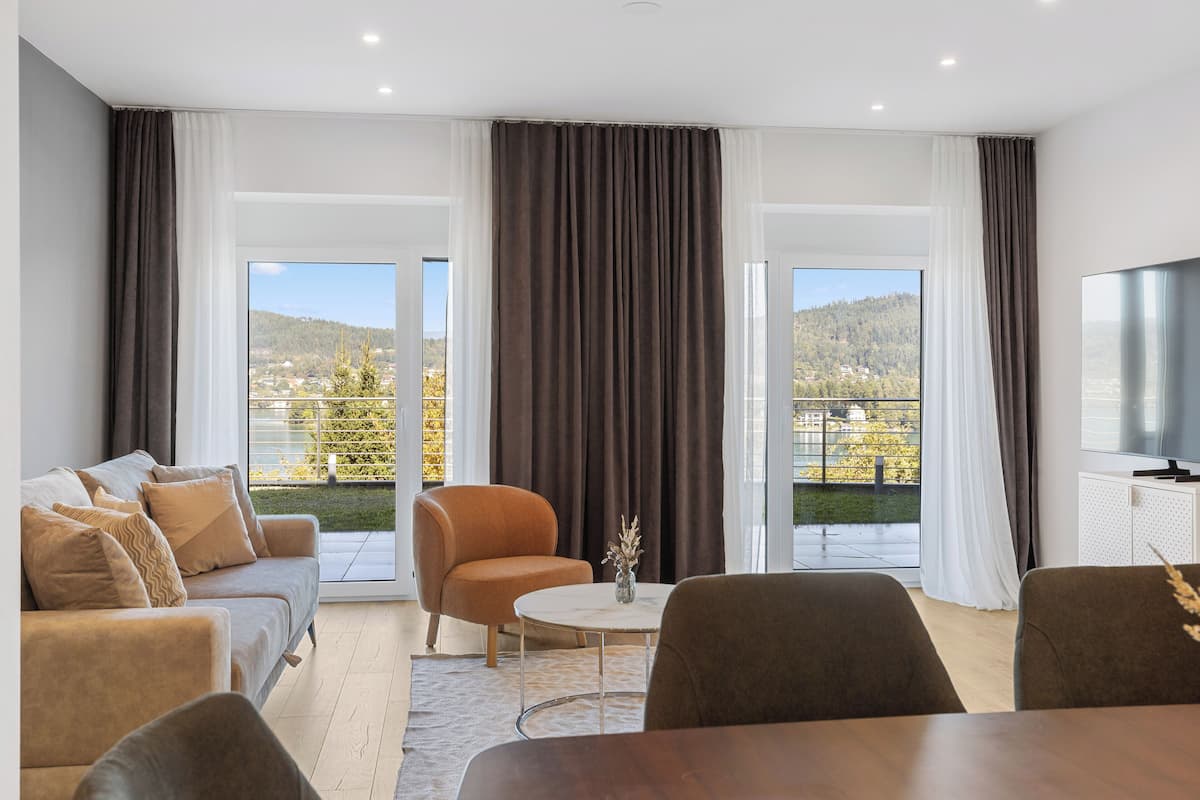 Luxury Apartment, Lake View | Living area