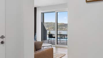 Apartamento de lujo, vistas al lago | Espacio para trabajar con un portátil, cortinas opacas, wifi gratis