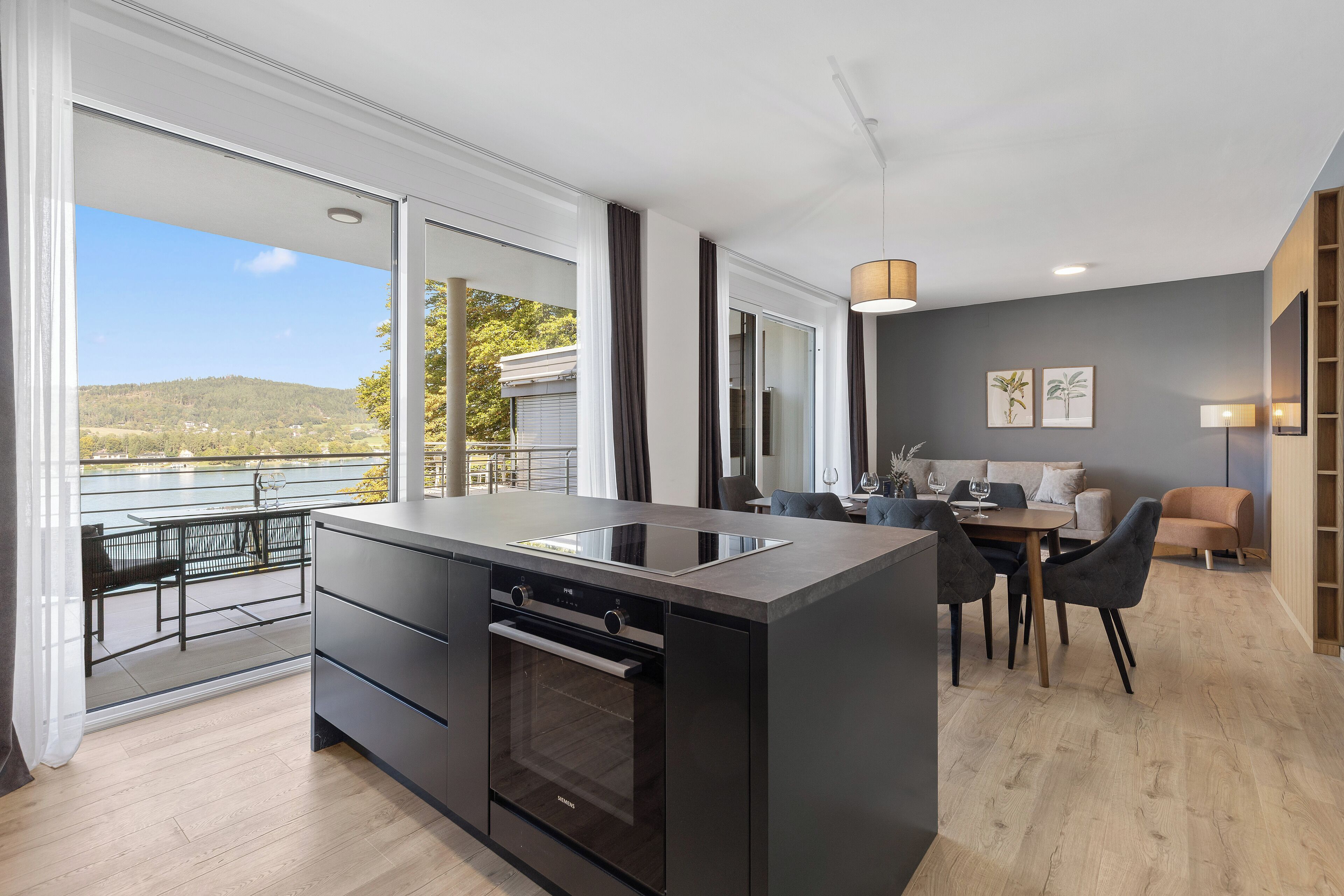 Apartamento superluxo, vista para o lago | Área de estar