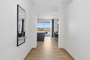 Laptop workspace, blackout curtains, free WiFi - Maria Blick Lake View Apartments (Maria Woerth)