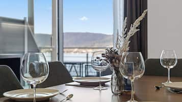 Luxury Apartment, Lake View | Living area
