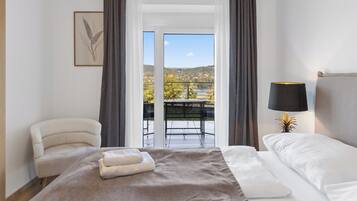 Luxury-Apartment, Seeblick | Laptopgeeigneter Arbeitsplatz, Verdunkelungsvorhänge, kostenloses WLAN